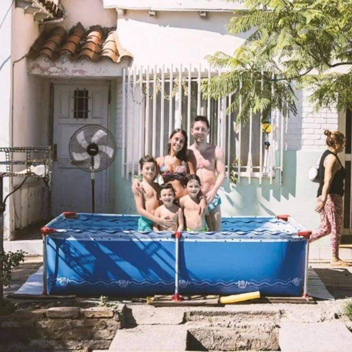 Messi junto a Antonela Roccuzzo y sus hijos se volvieron virales por esta graciosa imagen. Foto: Captura Twitter