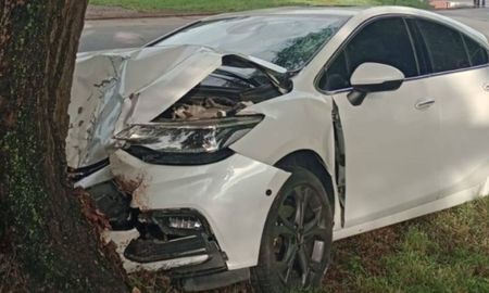 Un auto en el que viajaban dos personas perdió el control y chocó contra un árbol en Ruta 11. Una mujer resultó herida. Un auto en el que viajaban dos personas perdió el control y chocó contra un árbol en Ruta 11. Una mujer resultó herida.
