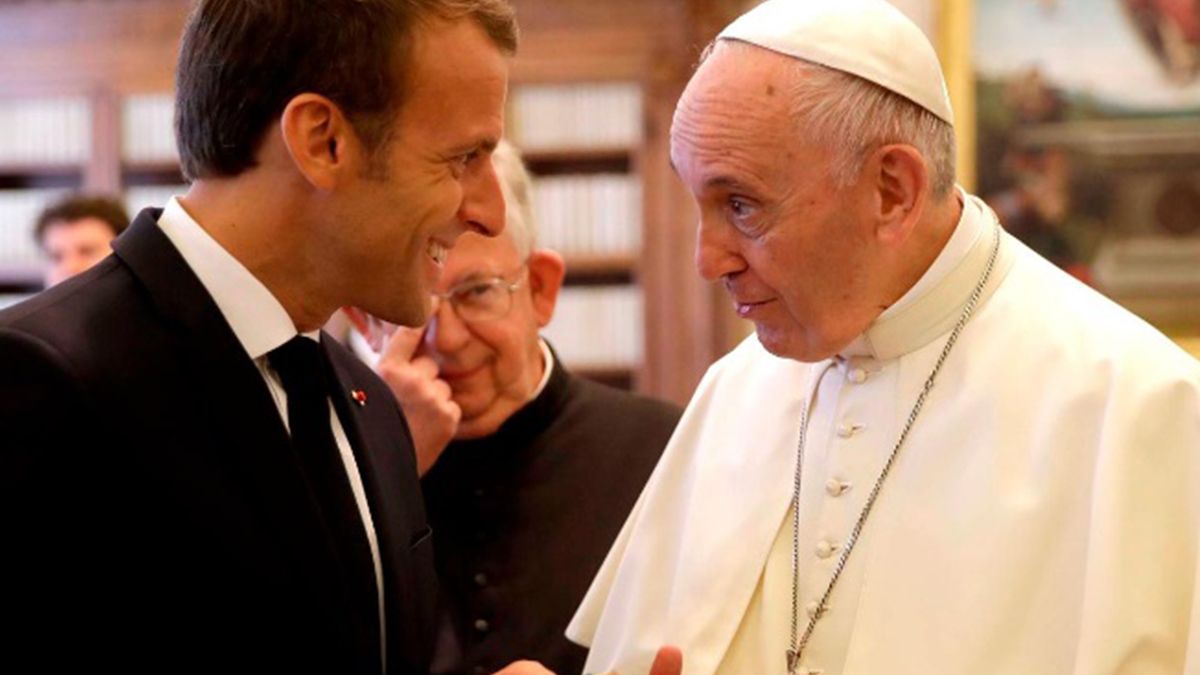 El Papa junto a Macron. El Papa junto a Macron.