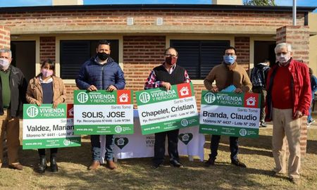 Mariana Valdez, asistente escolar, Cristian Chapelet, trabajador del Iturraspe, José Solís, de Gobierno, y Claudio Branda, del Registro Civil, recibieron las llaves de sus nuevas casas. Mariana Valdez, asistente escolar, Cristian Chapelet, trabajador del Iturraspe, José Solís, de Gobierno, y Claudio Branda, del Registro Civil, recibieron las llaves de sus nuevas casas.
