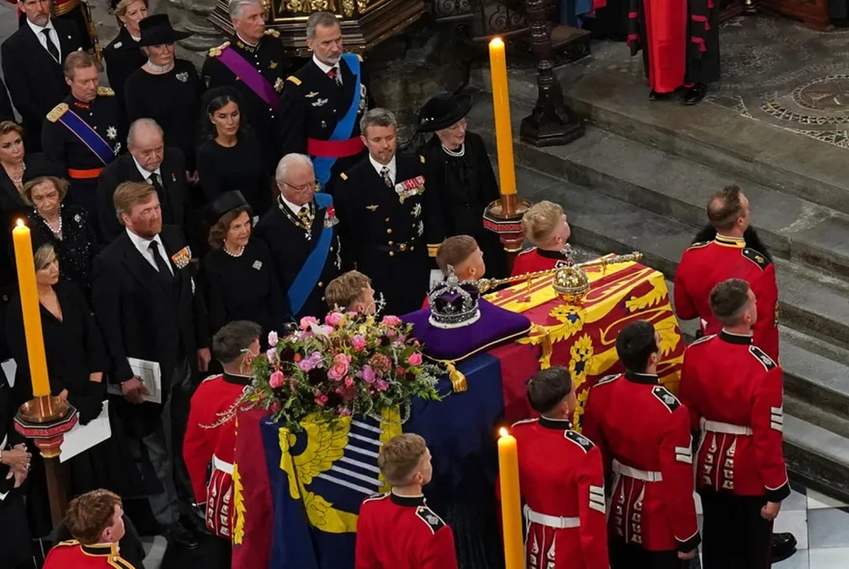 Sofía y Juan Carlos I de España con el rey Felipe VI de España y la reina Letizia de España mientras el ataúd se coloca cerca del altar en el funeral de estado de la reina Isabel II, celebrado en la Abadía de Westminster-GARETH FULLER - POOL