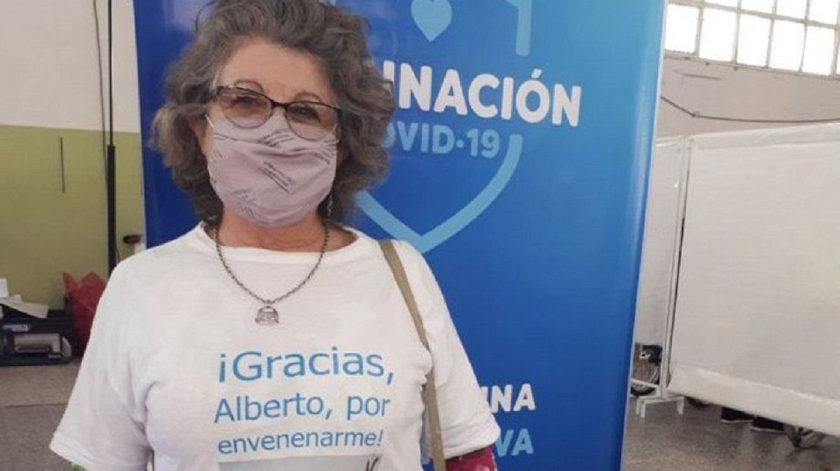 Una jubilada se vacunó con la Sputnik V y sorprendió con su remera: Gracias