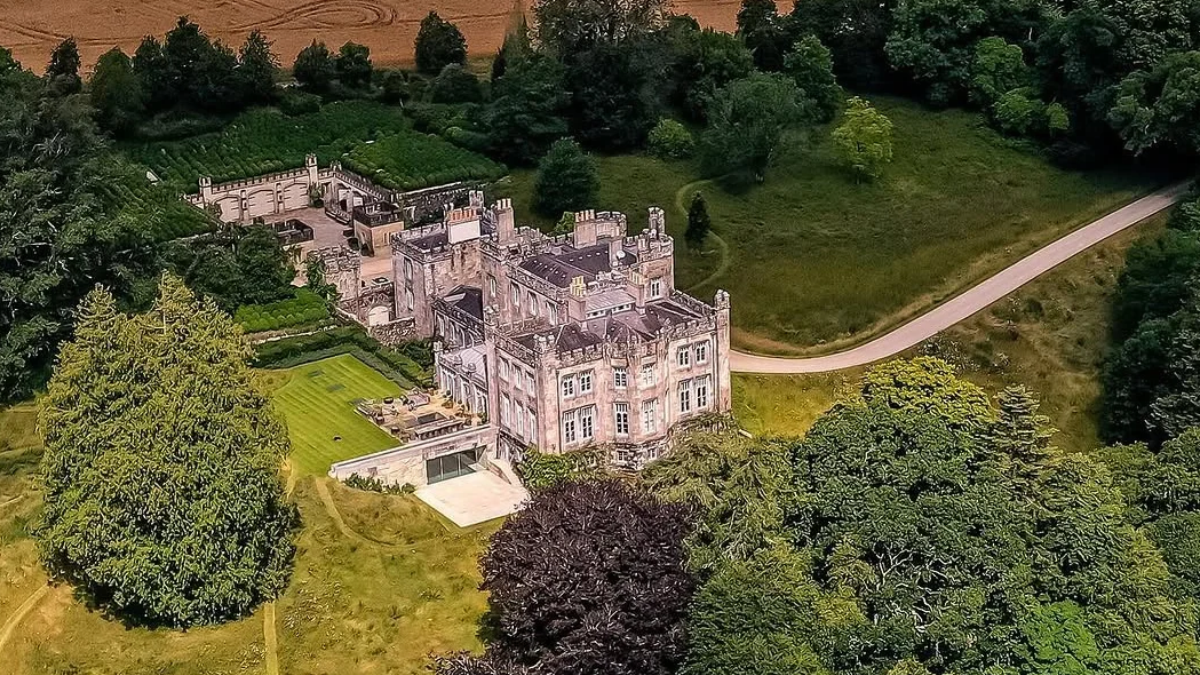El Castillo Strancally tiene más de 11 habitaciones y 178 hectáreas; la operación se ubicó entre 23 y 35 millones de dólares. El Castillo Strancally tiene más de 11 habitaciones y 178 hectáreas; la operación se ubicó entre 23 y 35 millones de dólares.