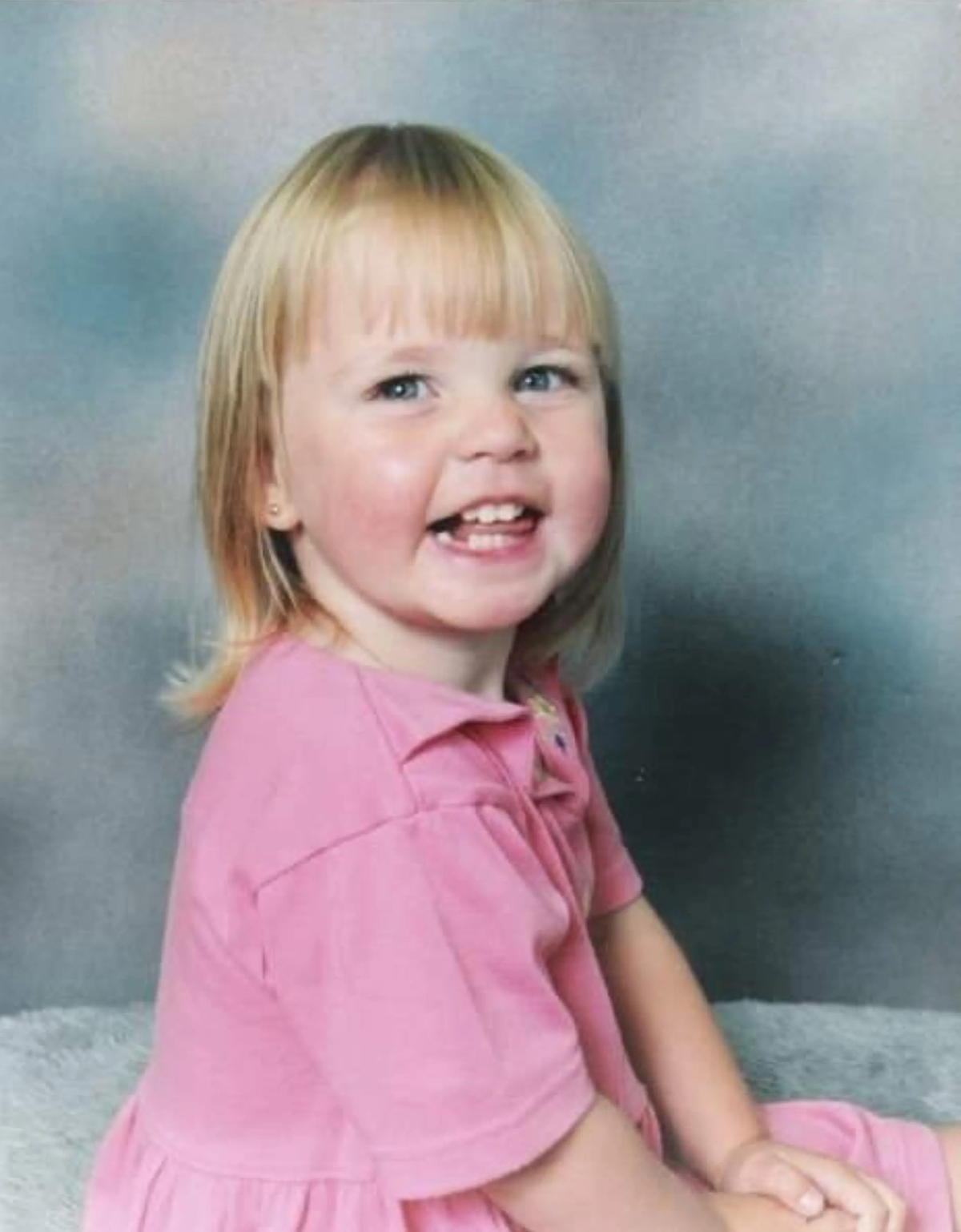 Chloe una vez se despertó creyendo que tenía 6 años y acusó a su prometido de ser un pedófilo. 