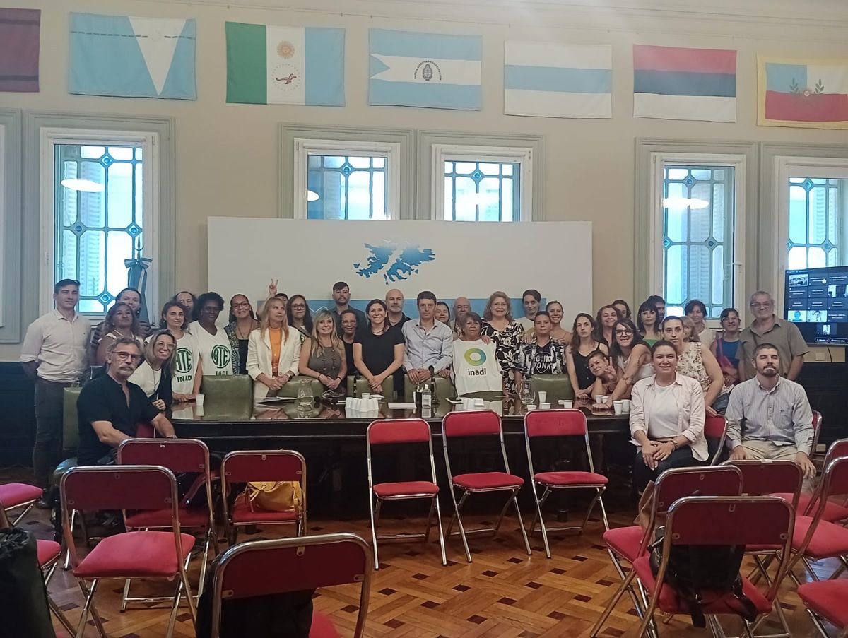 Desde el Inadi señalaron que este miércoles se reunieron con legisladores nacionales por Santa Fe de Unión por la Patria (UxP), mientras que la semana pasada lo hicieron con representantes del Socialismo (Esteban Paulón) y de la Izquierda. Desde el Inadi señalaron que este miércoles se reunieron con legisladores nacionales por Santa Fe de Unión por la Patria (UxP), mientras que la semana pasada lo hicieron con representantes del Socialismo (Esteban Paulón) y de la Izquierda.