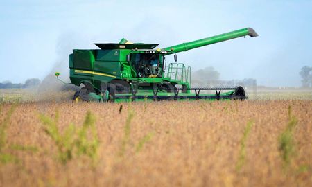El biodiesel se obtiene a partir del aceite de soja, al que se le agregan metanol y catalizadores. El biodiesel se obtiene a partir del aceite de soja, al que se le agregan metanol y catalizadores.