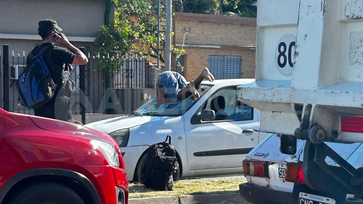 Por circunstancias que se investigan, un ciclista fue embestido por un auto y terminó incrustado en el parabrisas del vehículo. Por circunstancias que se investigan, un ciclista fue embestido por un auto y terminó incrustado en el parabrisas del vehículo.