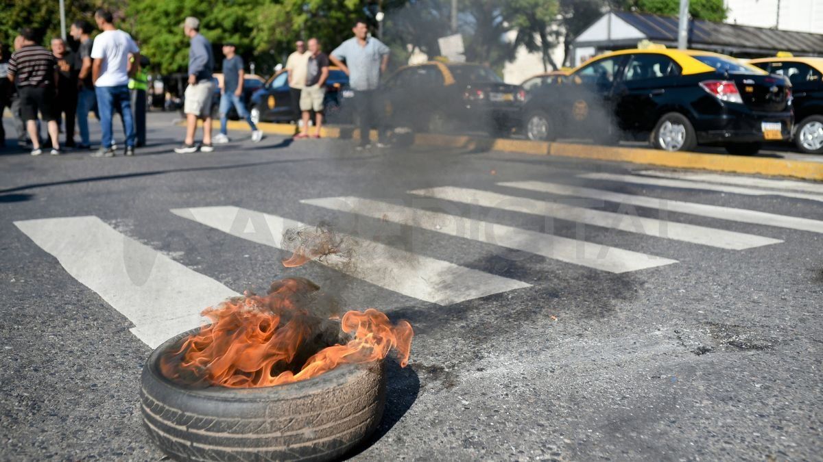 Un grupo de taxistas cortaron el tránsito y prendieron fuego cubiertas frente a la terminal de ómnibus de Rosario.