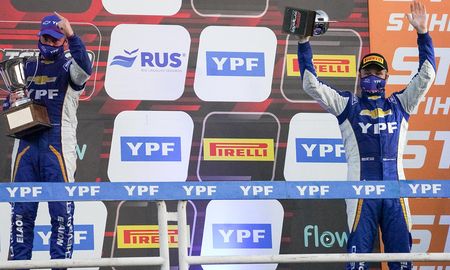 Agustín Canapino ganó la penúltima fecha del Súper TC2000 y llega con chances de arrebatarle el título a Matías Rossi en la última fecha. Agustín Canapino ganó la penúltima fecha del Súper TC2000 y llega con chances de arrebatarle el título a Matías Rossi en la última fecha.