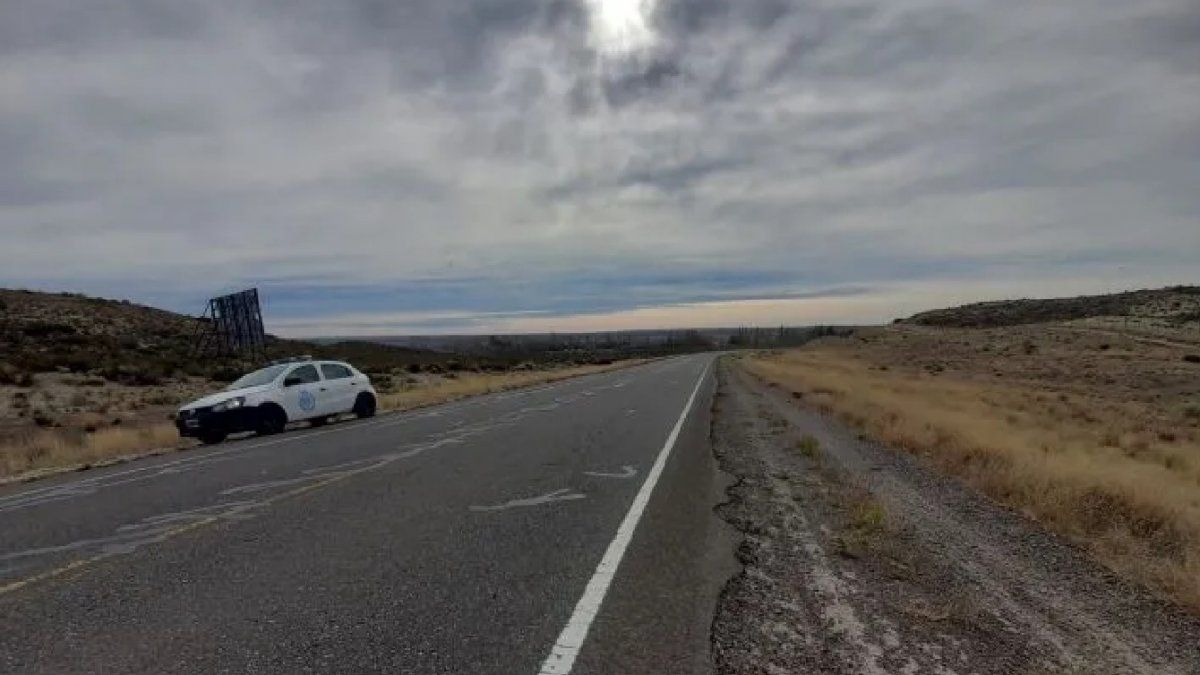 Frenó en la ruta para ayudar a una familia que hacía dedo y le robaron todo: estaban armados