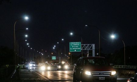 Avanza en la RN 168 la segunda etapa de reposición de luminarias. Avanza en la RN 168 la segunda etapa de reposición de luminarias.