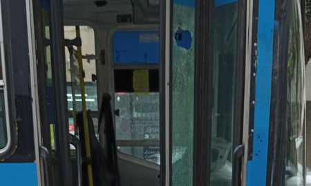 Rosario: a un hombre no le paró el colectivo, se enojó y le arrojó un piedrazo al vidrio. Rosario: a un hombre no le paró el colectivo, se enojó y le arrojó un piedrazo al vidrio.