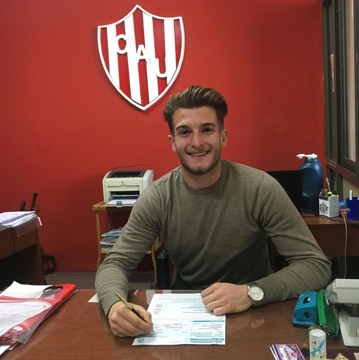 Peralta firmó su primer contrato profesional con Unión en 2021. Peralta firmó su primer contrato profesional con Unión en 2021.