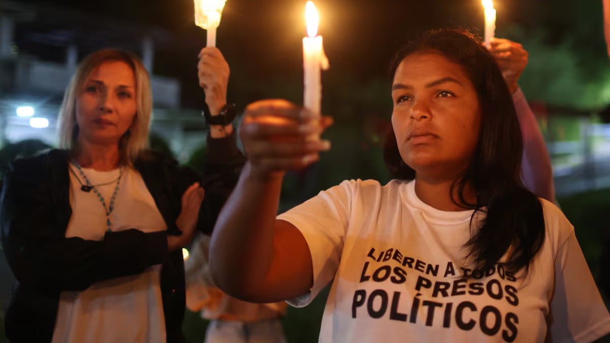 Familiares y militantes reclaman la liberación de presos políticos en Venezuela durante una vigilia con velas en Caracas. Familiares y militantes reclaman la liberación de presos políticos en Venezuela durante una vigilia con velas en Caracas.