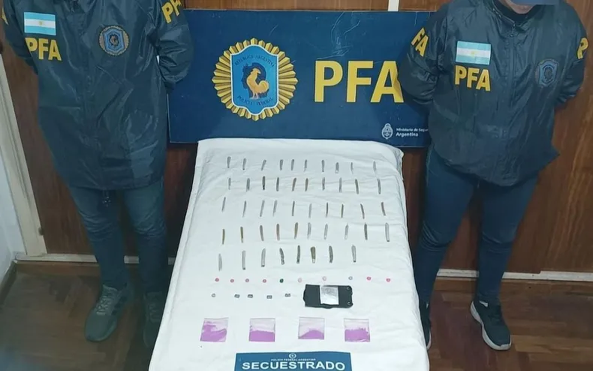 Los jóvenes fueron detenidos por intentar ingresar diferentes tipos de drogas a una fiesta electrónica.