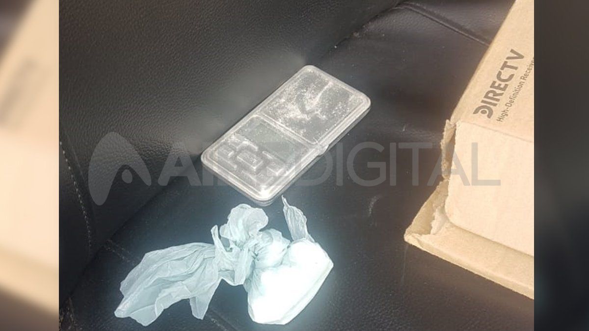 El teléfono y el envoltorio que fue encontrado dentro de la camioneta.