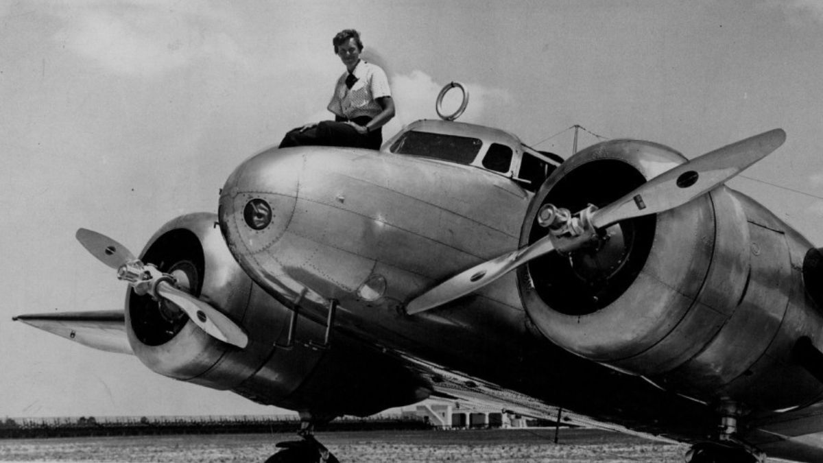 A principios de 1936, Earhart empezó a planificar el reto más grande (y peligroso) de todos los que afrontó: circunnavegar el globo lo más cerca posible del Ecuador. A esta travesía de 29.000 millas (53.000 kilómetros) la llevaría adelante con este bimotor Lockheed Electra 10E. A principios de 1936, Earhart empezó a planificar el reto más grande (y peligroso) de todos los que afrontó: circunnavegar el globo lo más cerca posible del Ecuador. A esta travesía de 29.000 millas (53.000 kilómetros) la llevaría adelante con este bimotor Lockheed Electra 10E.