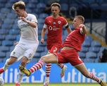 Con un gol en contra, el Leeds de Marcelo Bielsa derrotó al Barnsley y quedó a un paso de ascender a la Premier League. Con un gol en contra, el Leeds de Marcelo Bielsa derrotó al Barnsley y quedó a un paso de ascender a la Premier League.