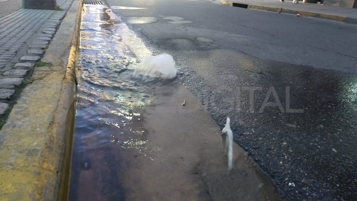 El martes se registraron tres pérdidas simultáneas de agua en San Martín 1900.