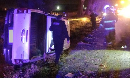 Postal de cómo terminó la camioneta de los dos hombres que protagonizaron la persecución que implicó varias localidades de la región. Postal de cómo terminó la camioneta de los dos hombres que protagonizaron la persecución que implicó varias localidades de la región.