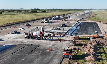 Ya se colocaron más de 14.000 toneladas de asfalto modificado, se retiraron 180 balizas y luces de umbral en el Aeropuerto de Rosario. Ya se colocaron más de 14.000 toneladas de asfalto modificado, se retiraron 180 balizas y luces de umbral en el Aeropuerto de Rosario.