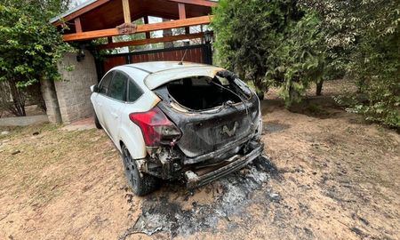 En la noche del lunes, un doble incendio en Rincón dejó al menos un auto y un velero calcinados y los vecinos aseguran que es intencional. En la noche del lunes, un doble incendio en Rincón dejó al menos un auto y un velero calcinados y los vecinos aseguran que es intencional.