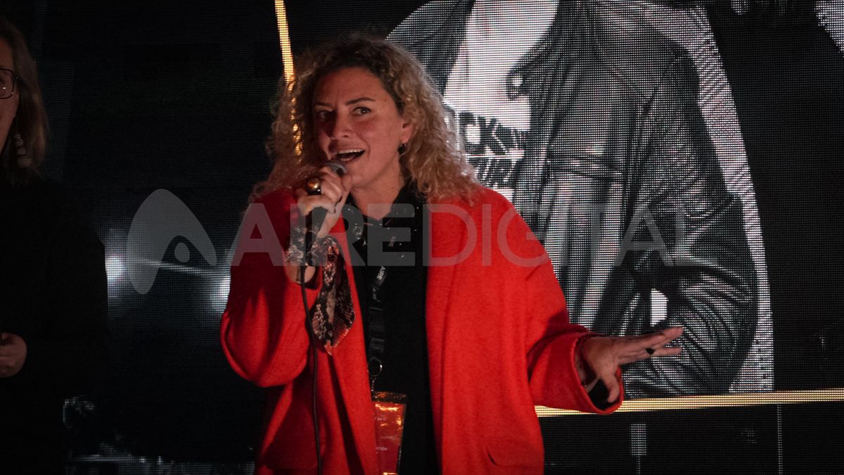 Silvia Klingler, gerenta general del Grupo AIRE, destacó el compromiso de los conductores, productores, movileros y operadores para reinventar la programación de la radio líder de Santa Fe.