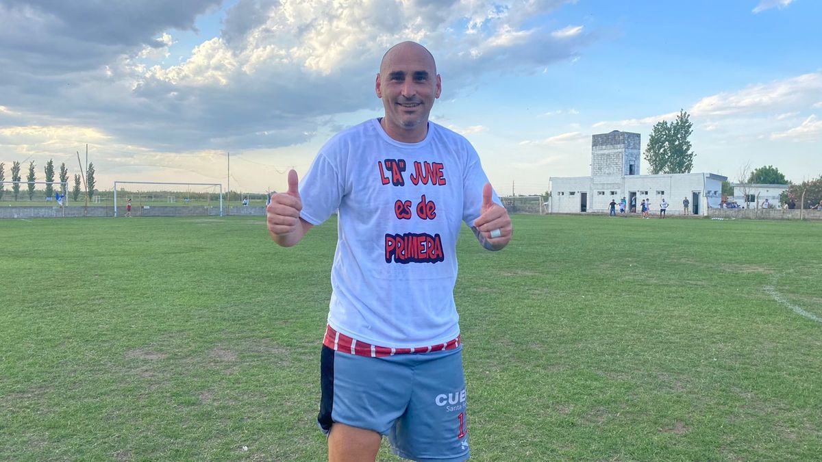 Alfredo Ramírez, exjugador de Colón, ascendió a la Primera de la Liga Santafesina de Fútbol con Juventud Unida de Candioti.