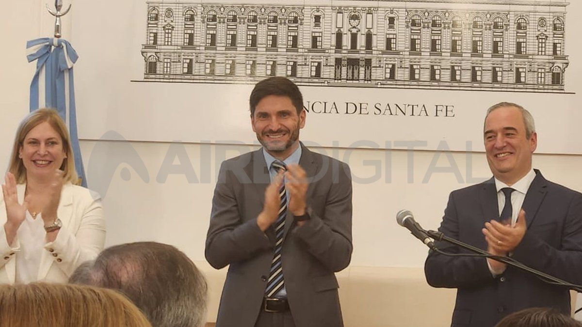 Maximiliano Pullaro junto a la vicegobernadora