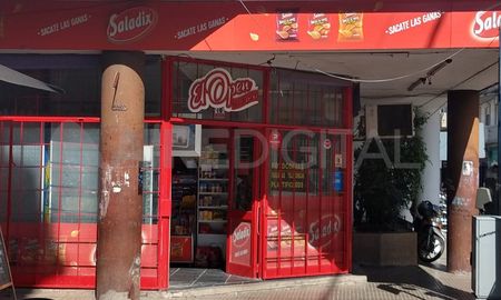 El local se encuentra en la esquina de San Martín e Hipólito Irigoyen El local se encuentra en la esquina de San Martín e Hipólito Irigoyen