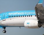 Con la nueva estructura tarifaria, en algunos tramos de cabotaje, el pasajero termina pagando más dinero por tasas y cargos operativos que por el combustible y el servicio de la aerolínea. Con la nueva estructura tarifaria, en algunos tramos de cabotaje, el pasajero termina pagando más dinero por tasas y cargos operativos que por el combustible y el servicio de la aerolínea.