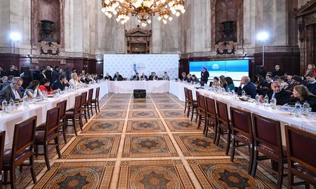 El gobierno se aseguró este miércoles por la noche las firmas necesarias para poder llevar al recinto del Senado de la Nación el proyecto de Ley Bases y del paquete fiscal. El gobierno se aseguró este miércoles por la noche las firmas necesarias para poder llevar al recinto del Senado de la Nación el proyecto de Ley Bases y del paquete fiscal.