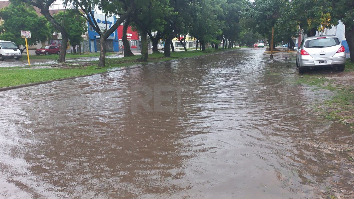 A raíz de la incesante lluvia de este domingo, varias calles de la ciudad de Santa Fe están anegadas. Se solicita precaución a los automovilistas. A raíz de la incesante lluvia de este domingo, varias calles de la ciudad de Santa Fe están anegadas. Se solicita precaución a los automovilistas.