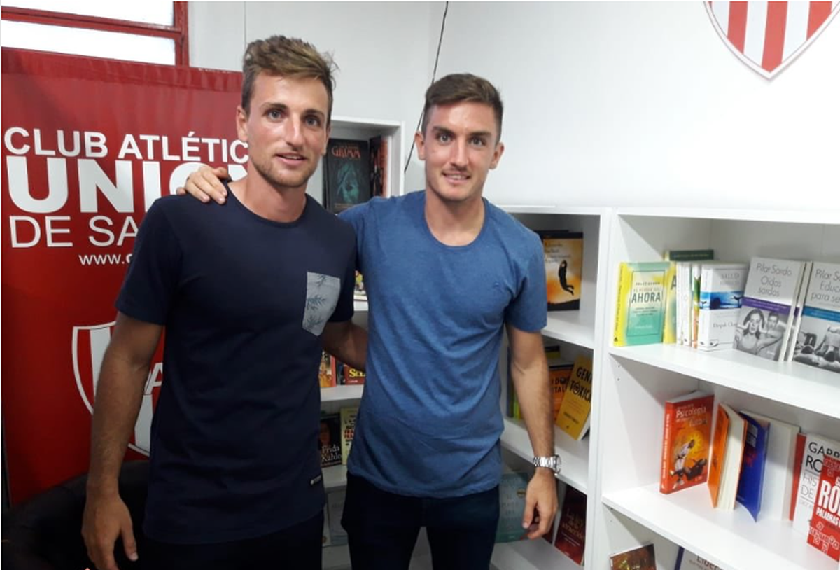 Bruno y Mauro Pittón junto a la biblioteca que donaron al club Unión. Foto: Club Unión. Bruno y Mauro Pittón junto a la biblioteca que donaron al club Unión. Foto: Club Unión.