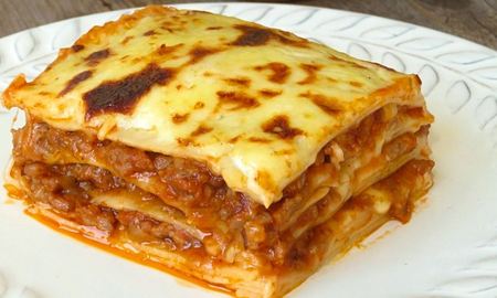 El secreto del corte perfecto: el reposo de quince minutos permite que las capas se asienten y revelen una estructura digna de restaurante italiano.
