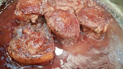 Bifes al vino tinto con zanahorias y zapallo al horno