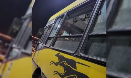 El hecho ocurrió este domingo alrededor de las 20 en inmediaciones de calle Padre Quiroga y Tucumán. La custodia policial estaba arriba del colectivo en el momento del ataque. El hecho ocurrió este domingo alrededor de las 20 en inmediaciones de calle Padre Quiroga y Tucumán. La custodia policial estaba arriba del colectivo en el momento del ataque.