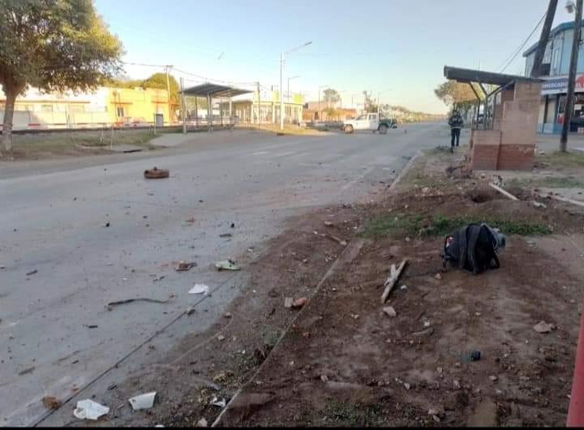 Dos hermanos Maximiliano Ruiz de 19 años y Estefania de 17, fueron derivados de urgencias al Hospital Eva Perón de Granadero Baigorria tras recibir heridas de gravedad. A  los pocos minutos los profesionales informados que pese al esfuerzo ambos jóvenes fallecieron. 