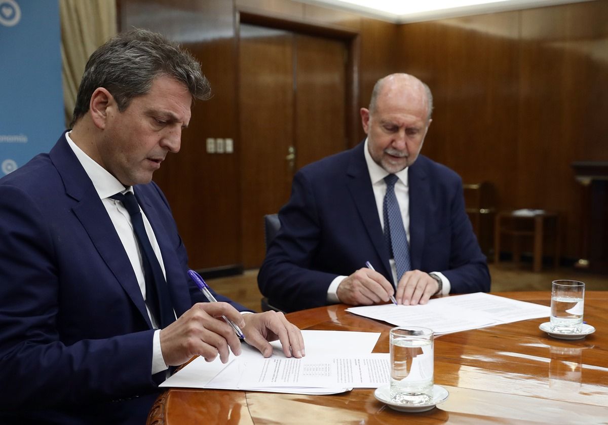 El acuerdo fue firmado por el ministro de Economía de la Nación y el gobernador de Santa Fe.