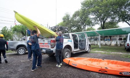 La Brigada de Rescate Acuático de Bomberos Voluntarios trabaja para asistir a los vecinos. La Brigada de Rescate Acuático de Bomberos Voluntarios trabaja para asistir a los vecinos.