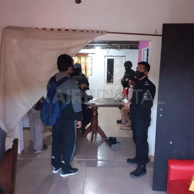 Los efectivos de la Seccional Primera detuvieron a un joven e incautaron dos réplicas de aire comprimido.