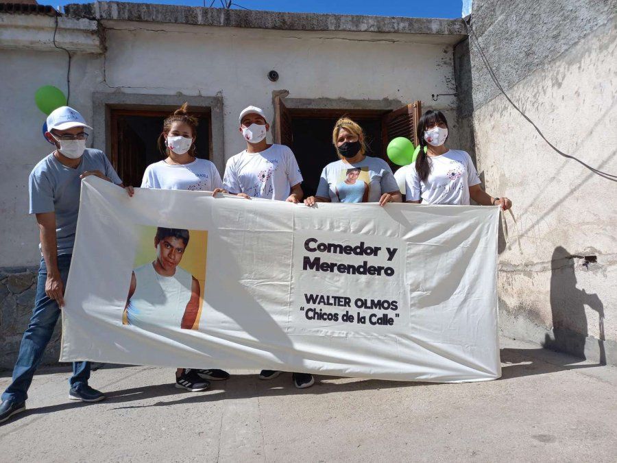 Un grupo de 12 mujeres fundó un comedor llamado "Walter Olmos, chicos de la calle". Un grupo de 12 mujeres fundó un comedor llamado "Walter Olmos, chicos de la calle".