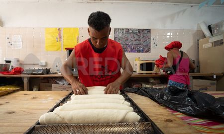 La tarea de los comedores comunitarios en los barrios ayuda a miles de chicos y chicas a tener al menos un plato de comida al día. La tarea de los comedores comunitarios en los barrios ayuda a miles de chicos y chicas a tener al menos un plato de comida al día.