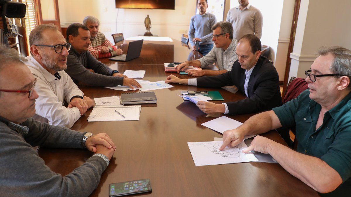 El ministro de Gestión Pública, Marcos Corach, encabezó este miércoles un nuevo encuentro de trabajo con el objetivo de avanzar en un conjunto de acciones para mejorar la logística del aparato productivo en la zona de accesos a los puertos del Gran Rosario.
