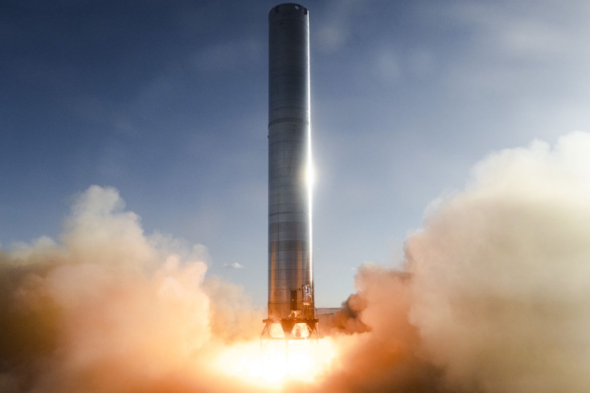 El cohete Super Heavy es la primera etapa de la Starship, un sistema de transporte de dos etapas totalmente reutilizable que mide unos 70 metros y que SpaceX está desarrollando para transportar personas y carga a la Luna, Marte y otros destinos distantes.