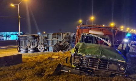 El camión tenía un acoplado que quedó atravesado sobre la calzada. El camión tenía un acoplado que quedó atravesado sobre la calzada.