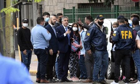 La reconstrucción del crimen del futbolista Lucas González se suspendió luego de un planteo de la defensa de los Policías acusados, quienes pidieron estar en la misma. La reconstrucción del crimen del futbolista Lucas González se suspendió luego de un planteo de la defensa de los Policías acusados, quienes pidieron estar en la misma.