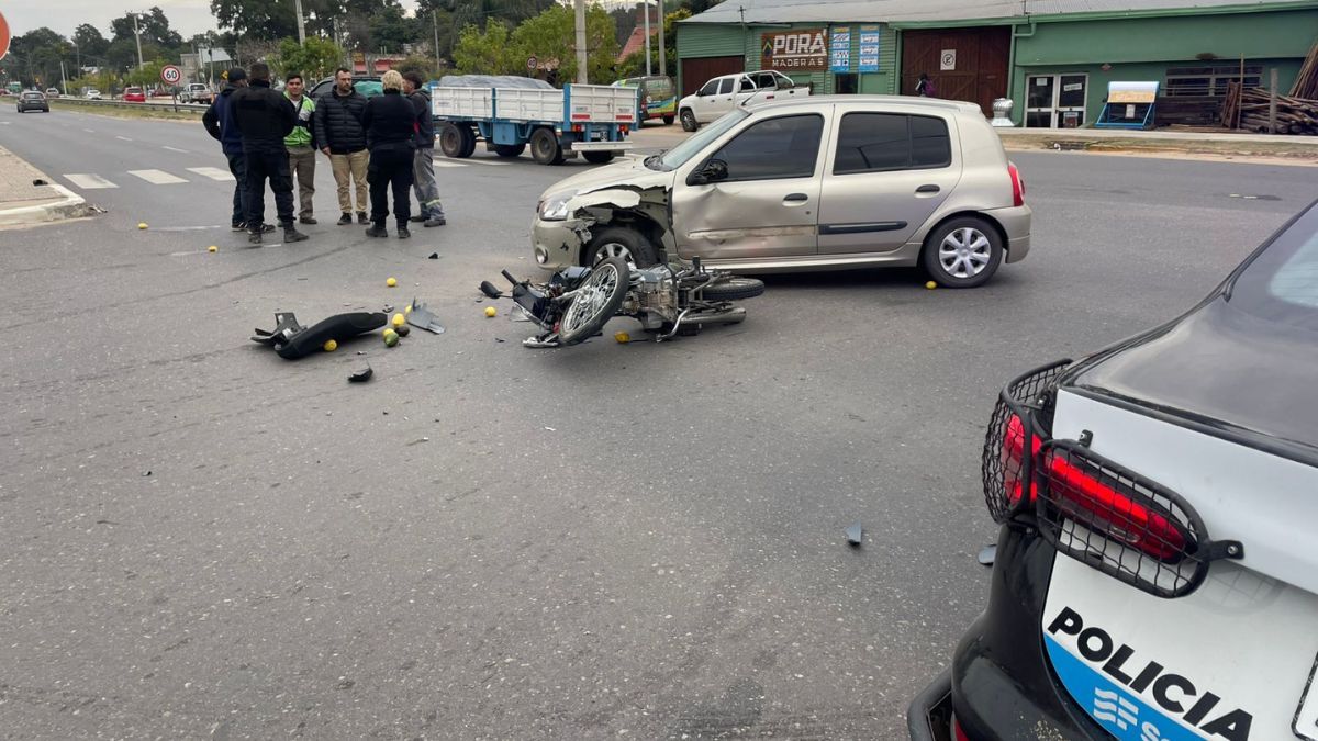 El auto impactó contra la motocicleta cuando intentó girar hacia la ruta