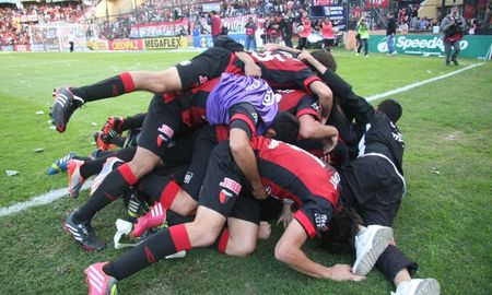 Colón forzaba el partido desempate ante Atlético de Rafaela. Acabó perdiendo la categoría, pero construyó una base juvenil que le daría rápidamente el ascenso a Primera División. Colón forzaba el partido desempate ante Atlético de Rafaela. Acabó perdiendo la categoría, pero construyó una base juvenil que le daría rápidamente el ascenso a Primera División.