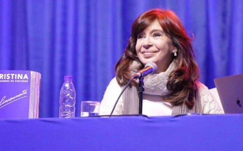 Cristina criticó al gobierno de Macri y denunció “campañas sucias y violentas”